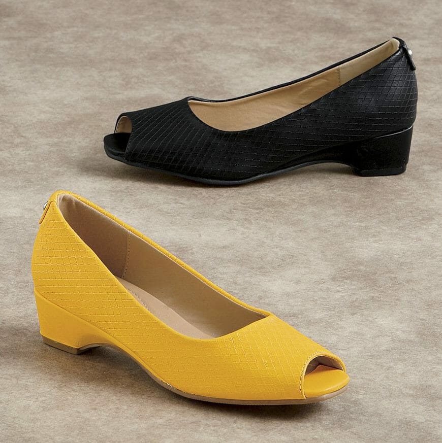 1 black and 1 yellow simple open-toe pump shoe