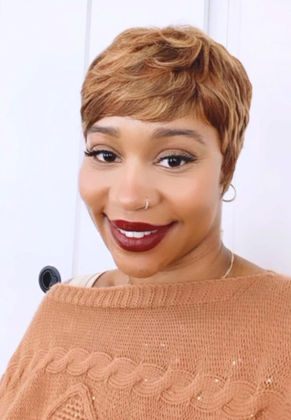 Black woman wearing an Ashro wig